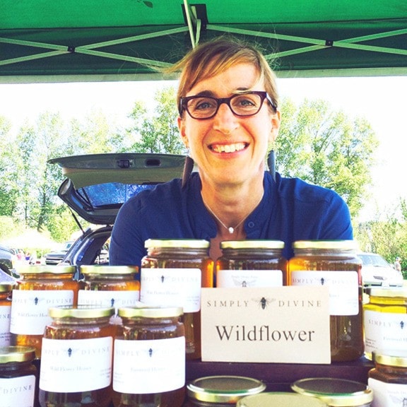 17351comox09FarmersMarketBees
