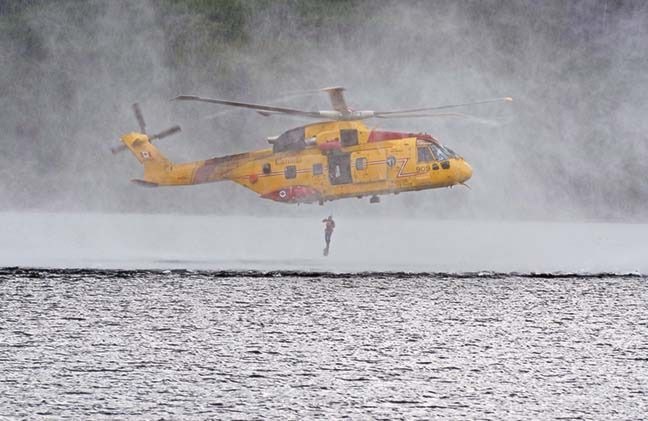 31130comox0971406comox09SARTechjumpsfromCH-149inrescueswimminggear-MajJFDupontPhoto