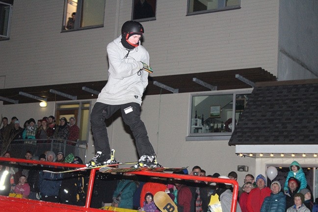 76444comox09Railjam3