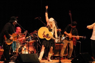 82261comox09Emmylou3x3.5cmyk