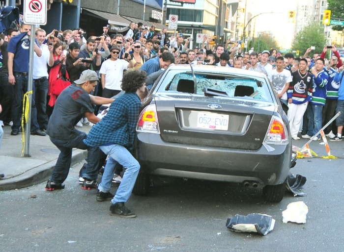 85882BCLN2007riot-gonnaflipcar-7web