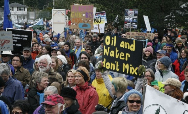 74933comox09protesters