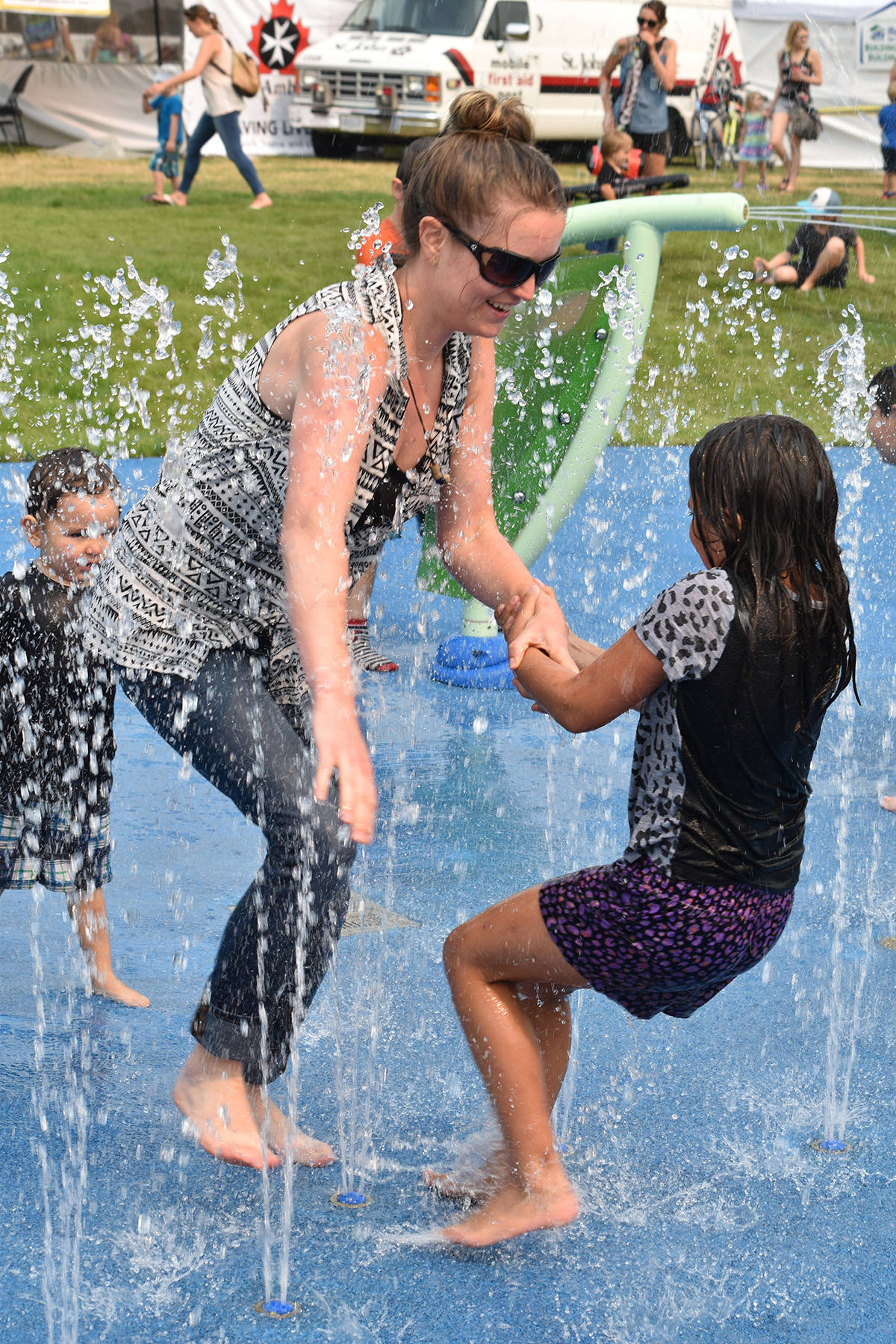 8002087_web1_170805-CVR-N-splashpark4