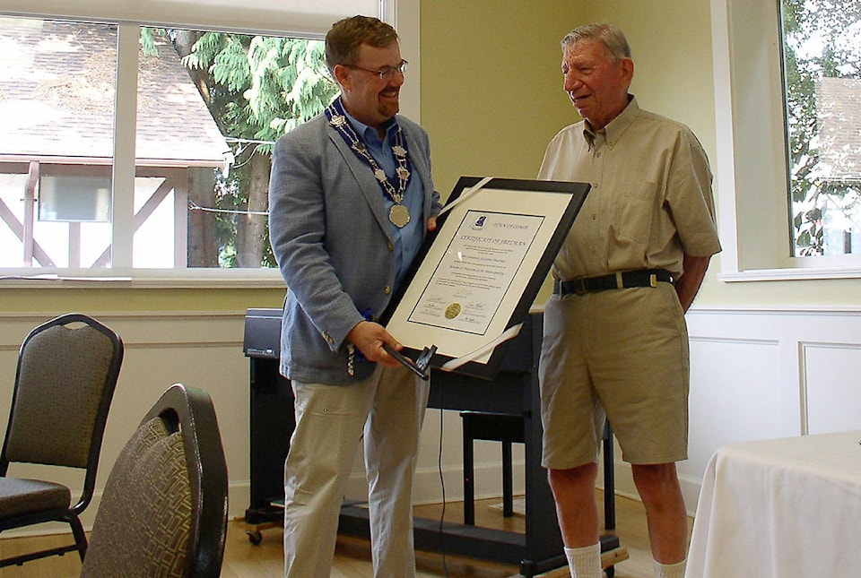 8335933_web1_170905-CVR-N-Townhonour