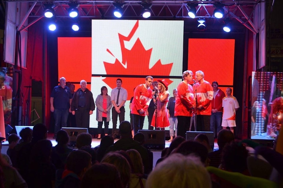 8452344_web1_170911-CVR-M-Leisa-and-the-Oh-Canada-band-sing-the-anthem-at-Pan-Am-event