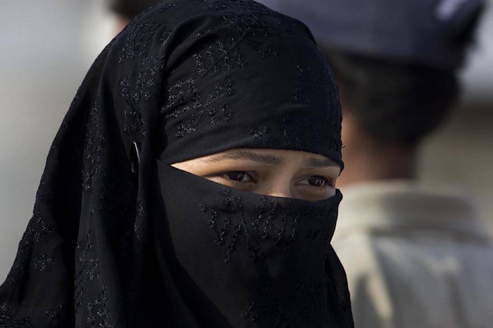 9128599_web1_17102-CVR-L-niqab