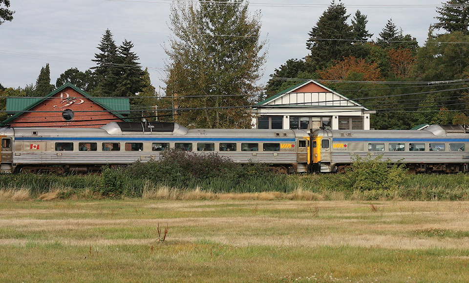 9356164_web1_commuter-train