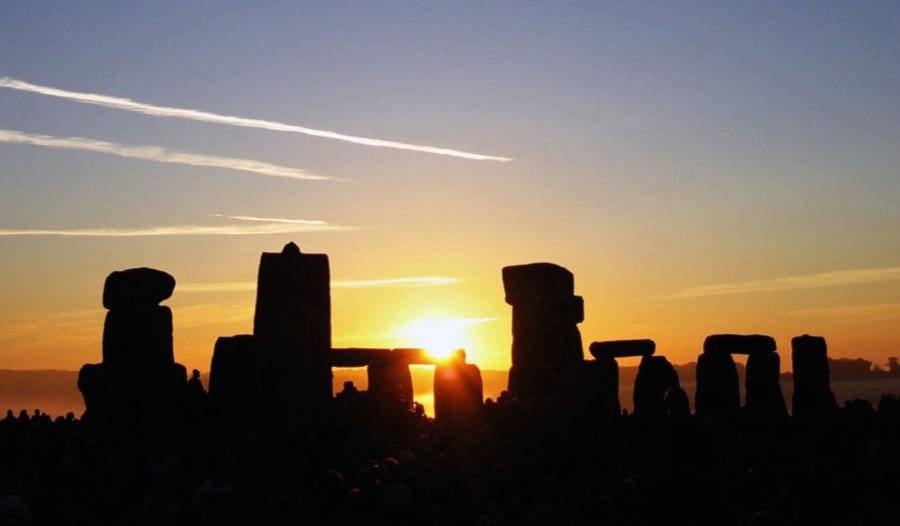 9917696_web1_171221-CVR-M-Summer_Solstice_Sunrise_over_Stonehenge_2005