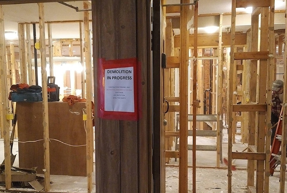 10244308_web1_180123-CVR-B-KingfisherRenos2