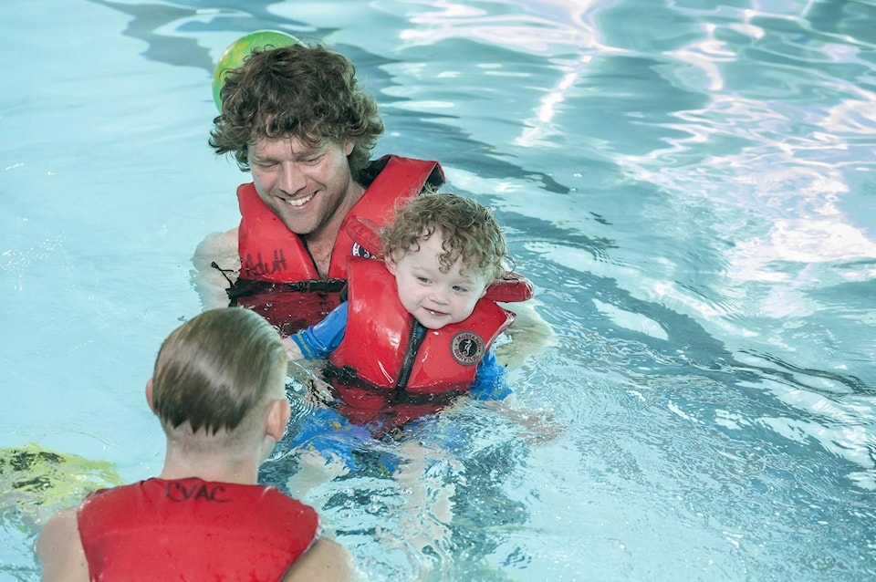 10851640_web1_swim-lessons-lifejackets