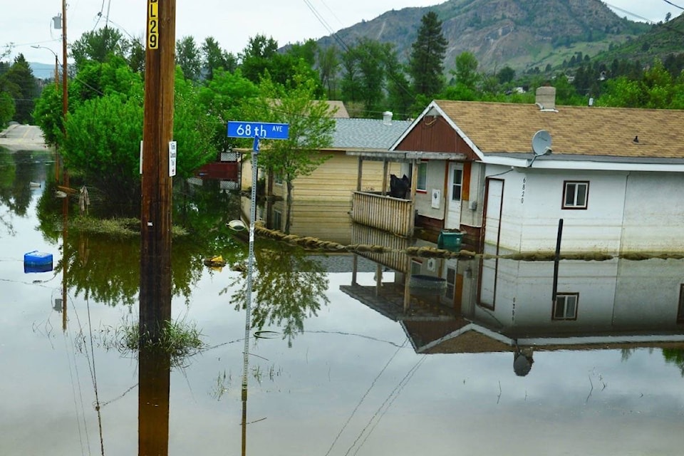 12000123_web1_180521-BPD-M-grand-forks-floods-0164