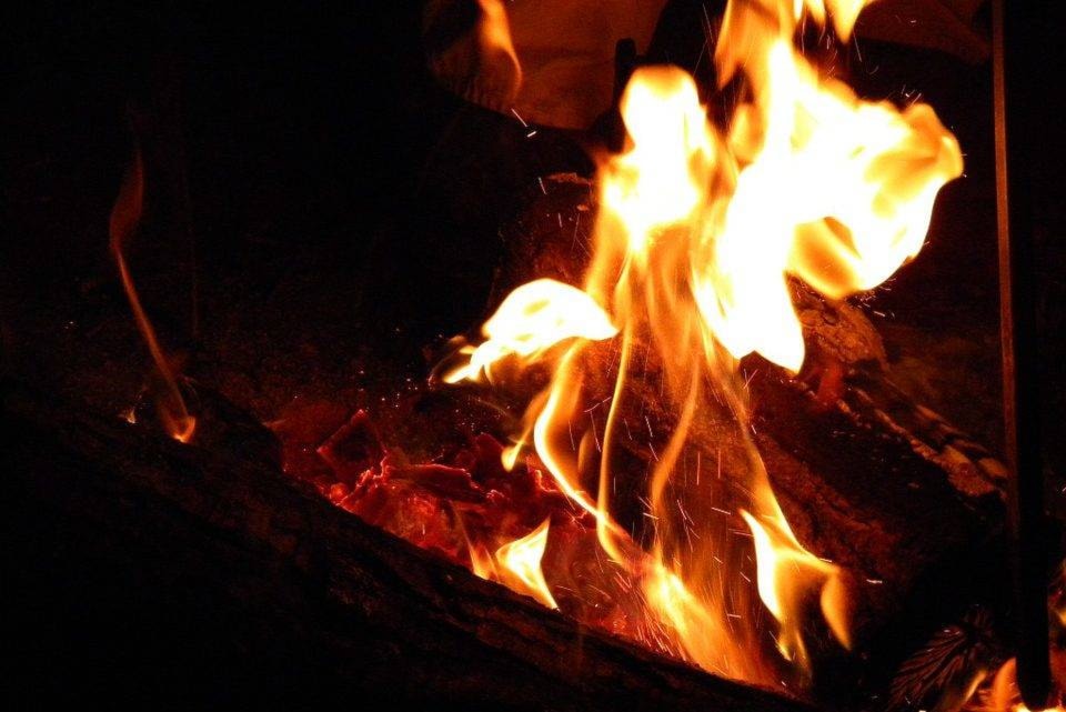 12677336_web1_Fire-Bonfire-Burn-Heat-Flame-Blaze-Hot-Campfire-482993-960x641