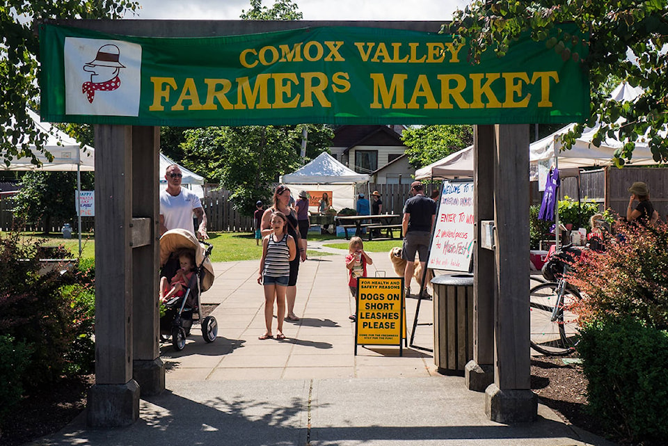 12721403_web1_180717-CXVR-C-Sundayfarmmarket