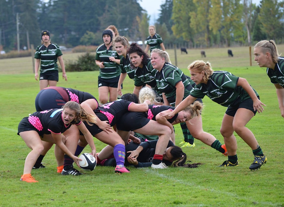 13593930_web1_With-the-ruck-secured-Scrumhalf-Tyra-Schaad-looks-to-pass-the-ball