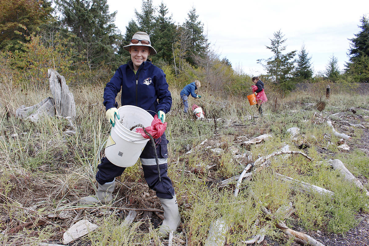 13627460_web1_180919-CVR-N-beach-cleanup-2