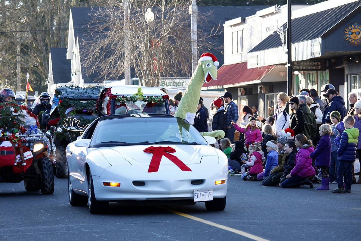 14625107_web1_181202-christmas-parade-3