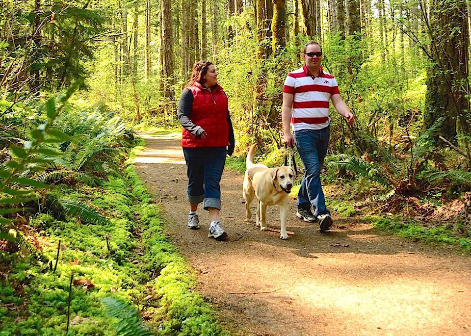 15191763_web1_190117-CVR-M-Allan-and-Laura-Thede-with-Toby-at-Seal-Bay-3