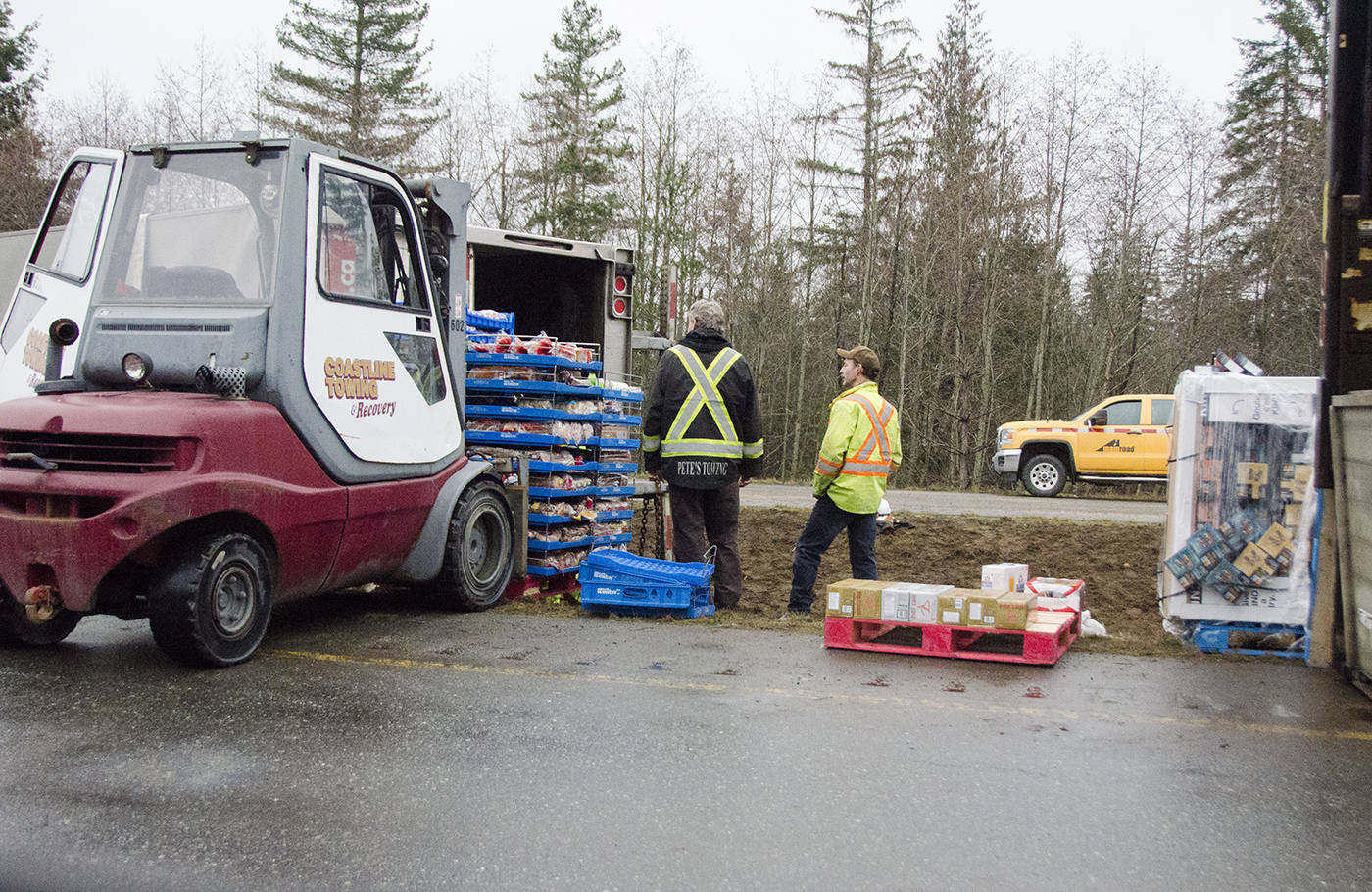 15413583_web1_Overturned-Semi-Island-Highway-Feb-1-Unloading