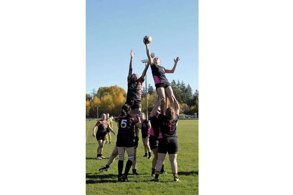 16105122_web1_Flanker-Danelle-Campbell-gets-lifted-in-the-lineout