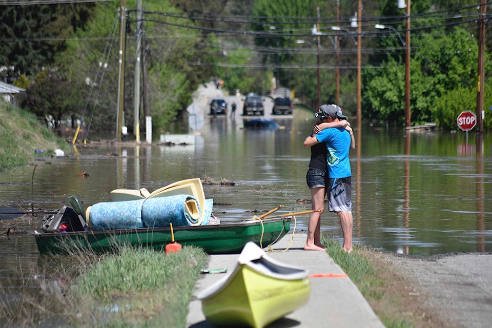 17343020_web1_FloodGrandForksCouplePhoto