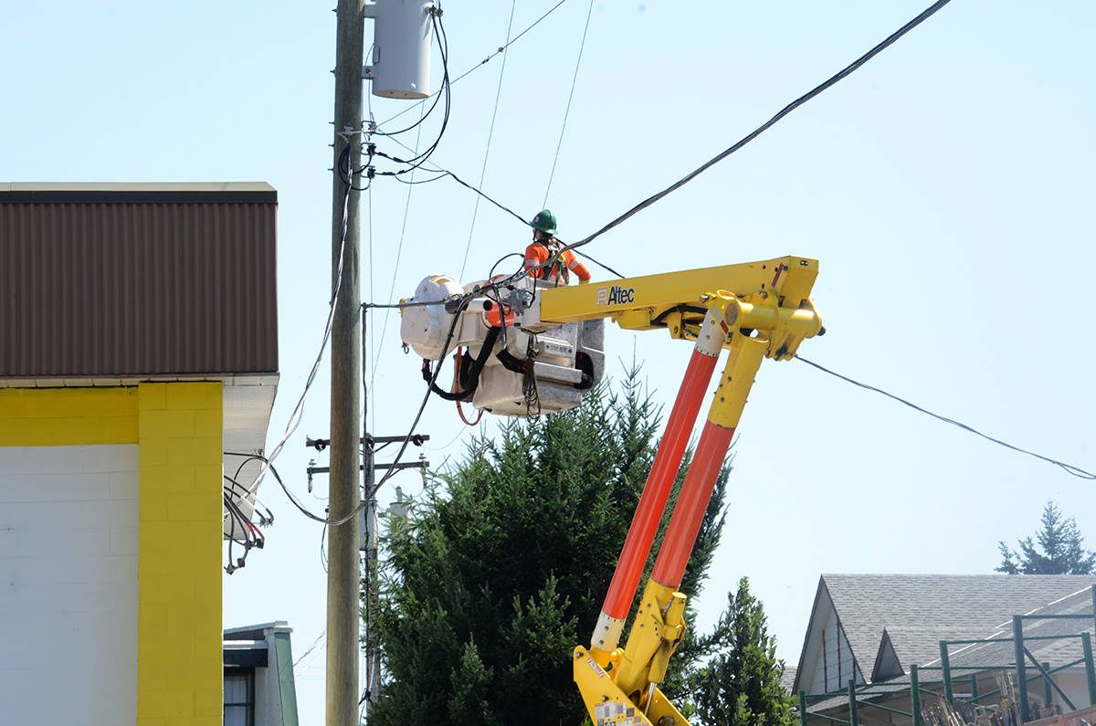 18117270_web1_190814-CVR-truck-power-line3