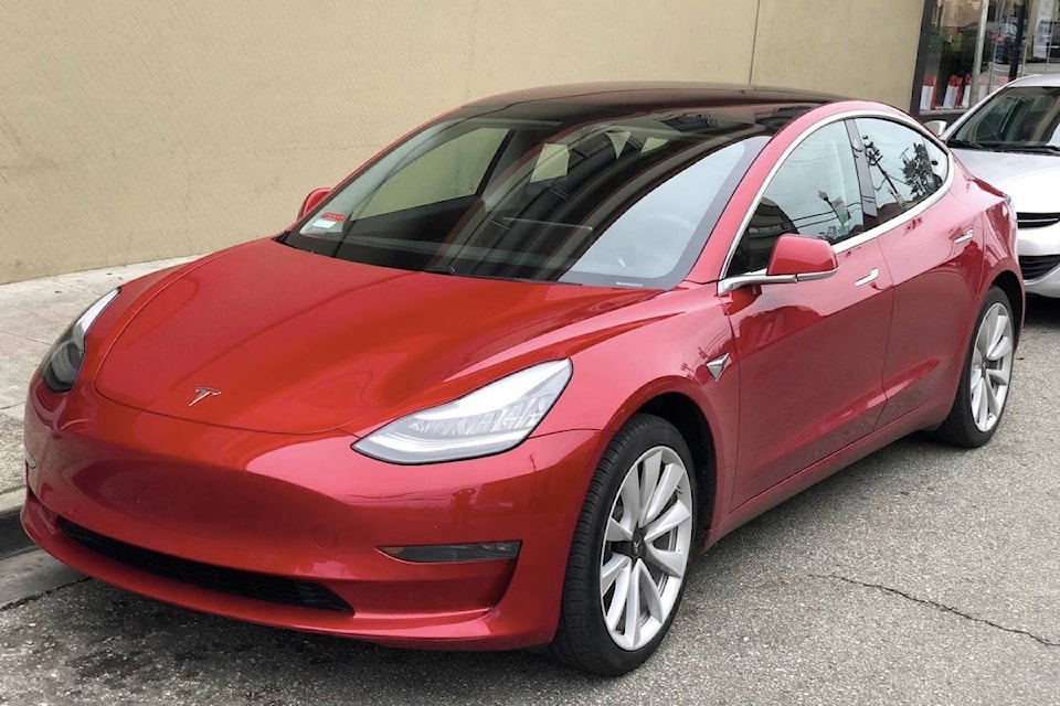 18545056_web1_190916-BPD-M-Tesla_Model_3_parked_front_driver_side