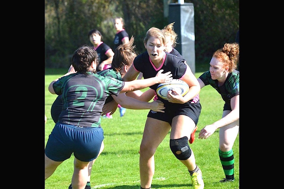 18758326_web1_191001-CVR-M-Lock-Lynsey-Jones-fends-off-several-Cowichan-players