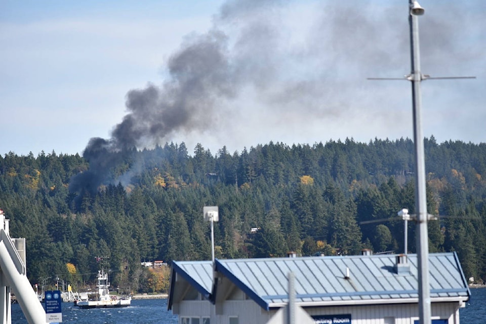 18869961_web1_191008-CVR-Denman-fire-smoke