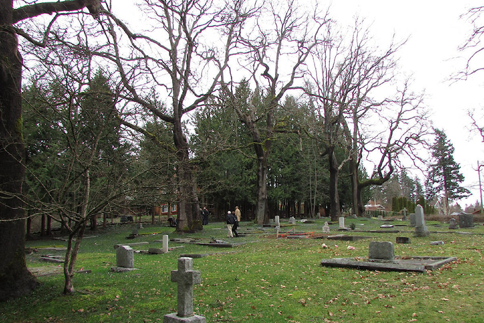 19245379_web1_9318357_web1_171109-CVR-C-cemetery-cleanup