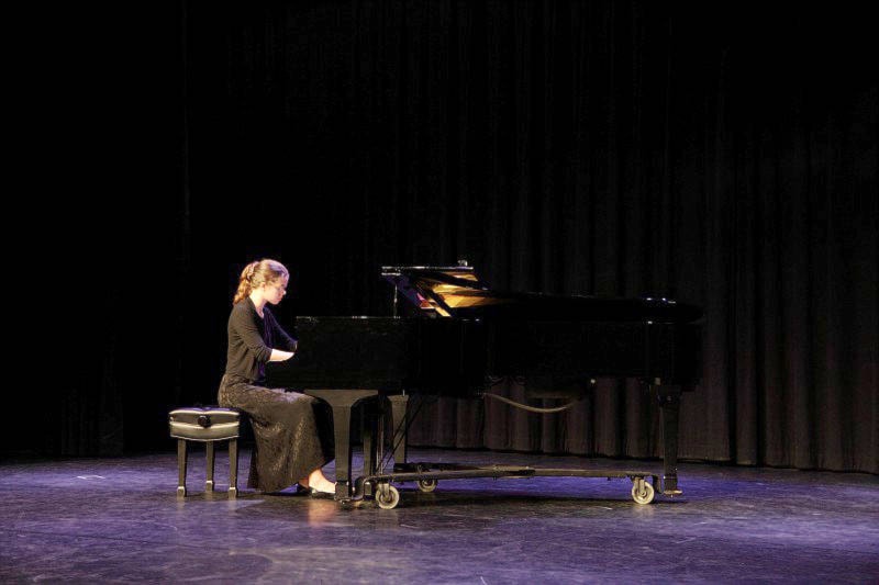 19442927_web1_191126-CVR-AE-Pianist