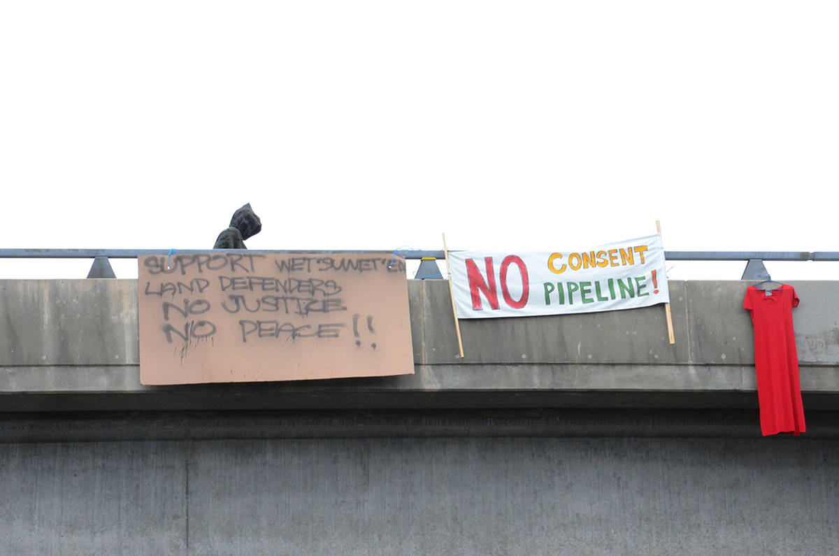 20492023_web1_200213-CVR-hwy-protest2