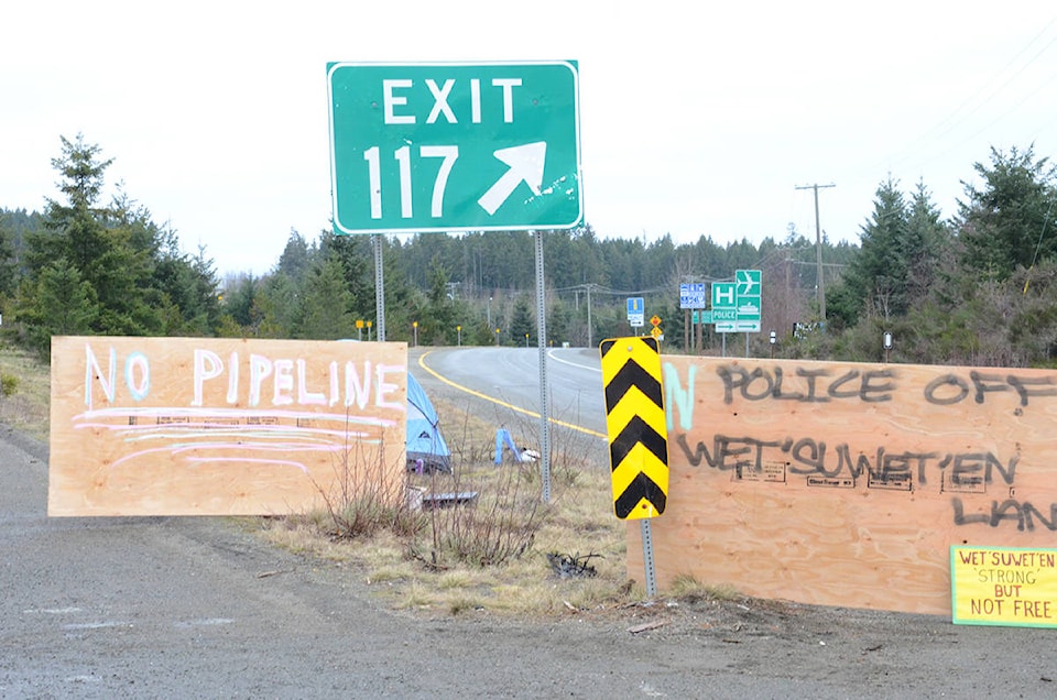 20519343_web1_copy_200113-CVR-Hwy-protest1