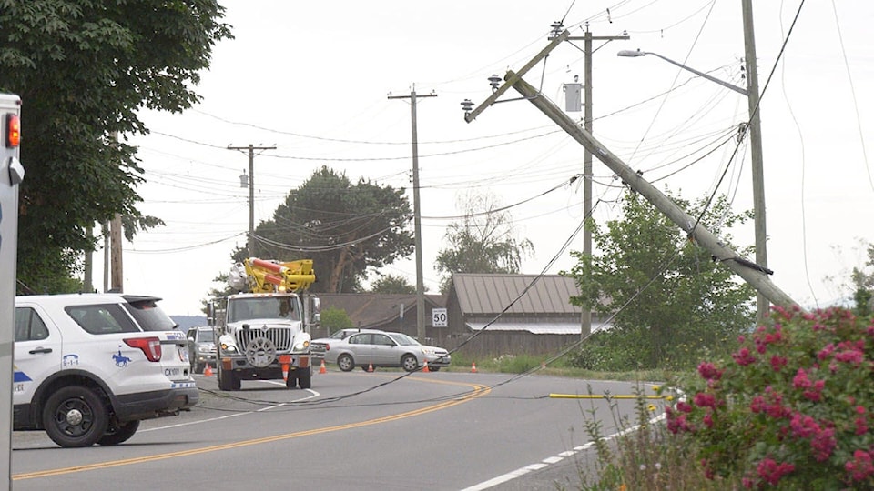 21968047_web1_200701-CVR-Crash-Comox-Rd