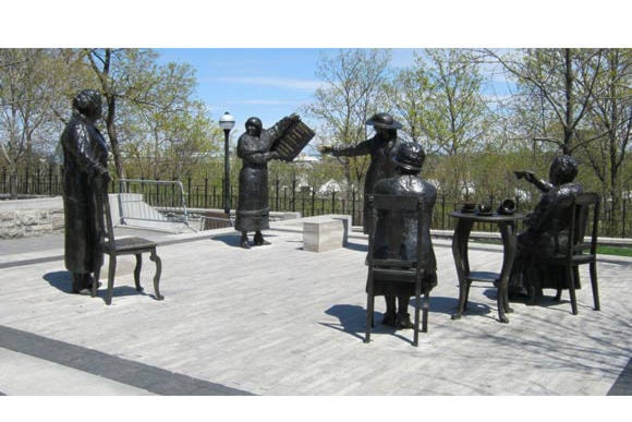 22909802_web1_191010-CVR-C-Ottawa-and-F5F-statue