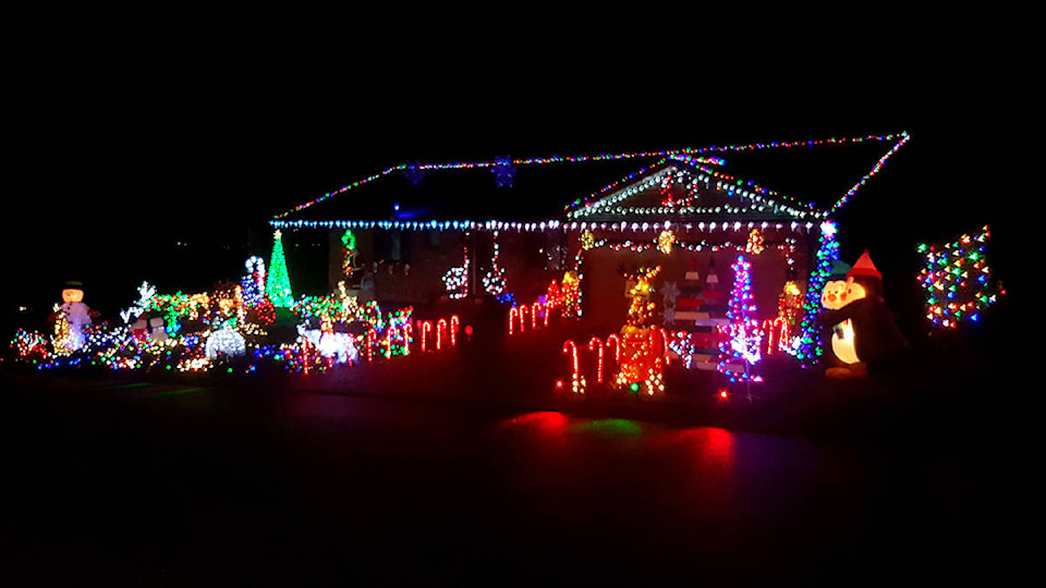 23474012_web1_201126-LCO-editorial-Christmas-lights_1