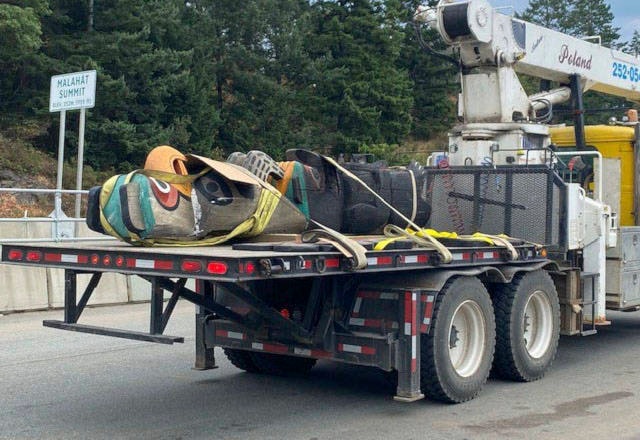 26029947_web1_210805-CCI-malahat-totem-pole-removed_1