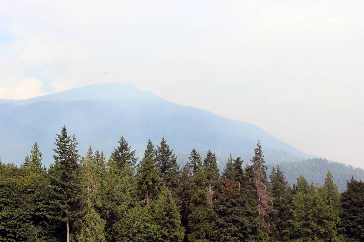 26078886_web1_210812-LCH-New-Chemainus-Fire-smokey_1