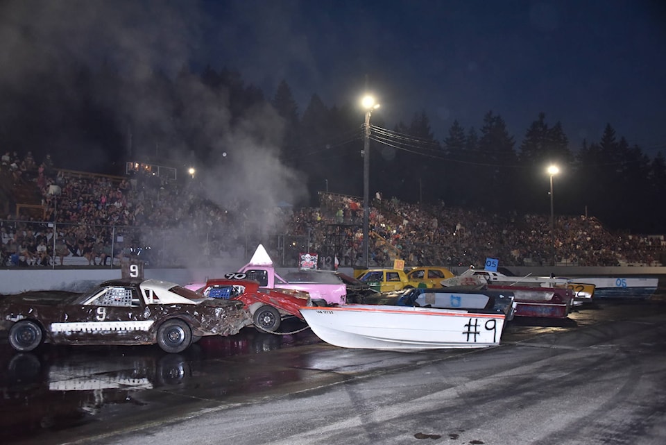 26171342_web1_210816-CRM-Saratoga-Speedway-CRASH_1