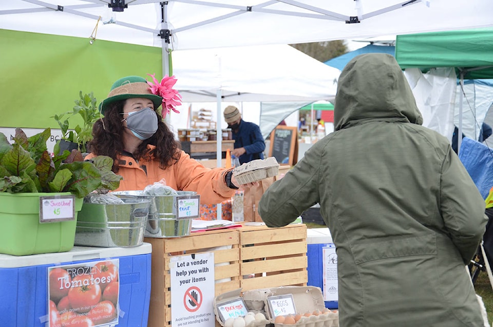 26270365_web1_210407-CVR-Farmers-Market2