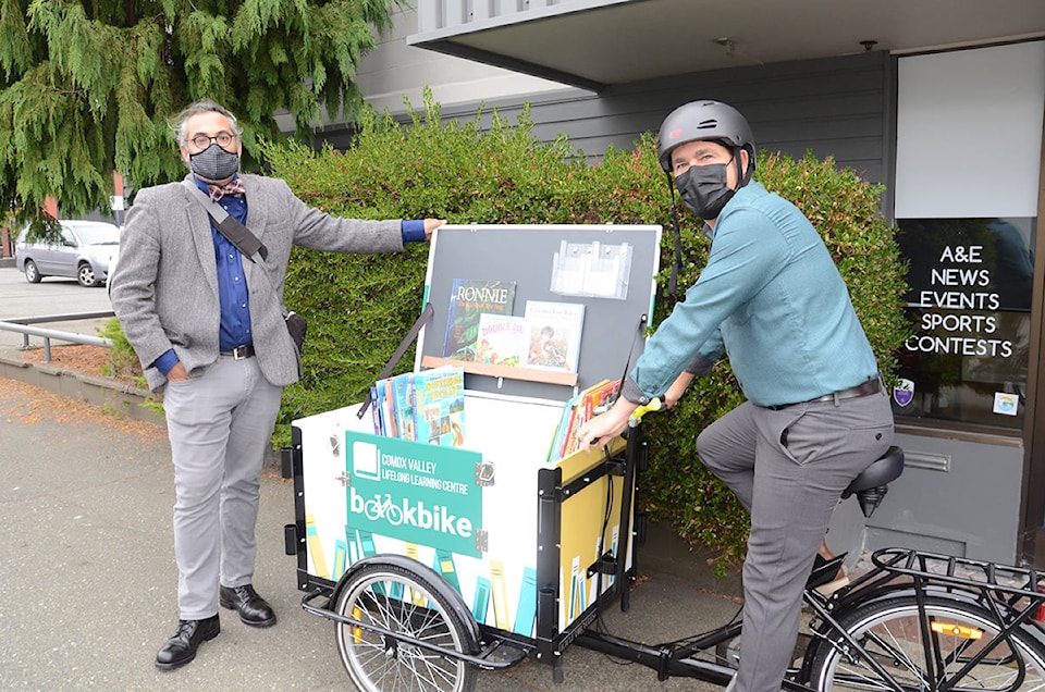 26290264_web1_210901-CVR-Literary-bookbike_1