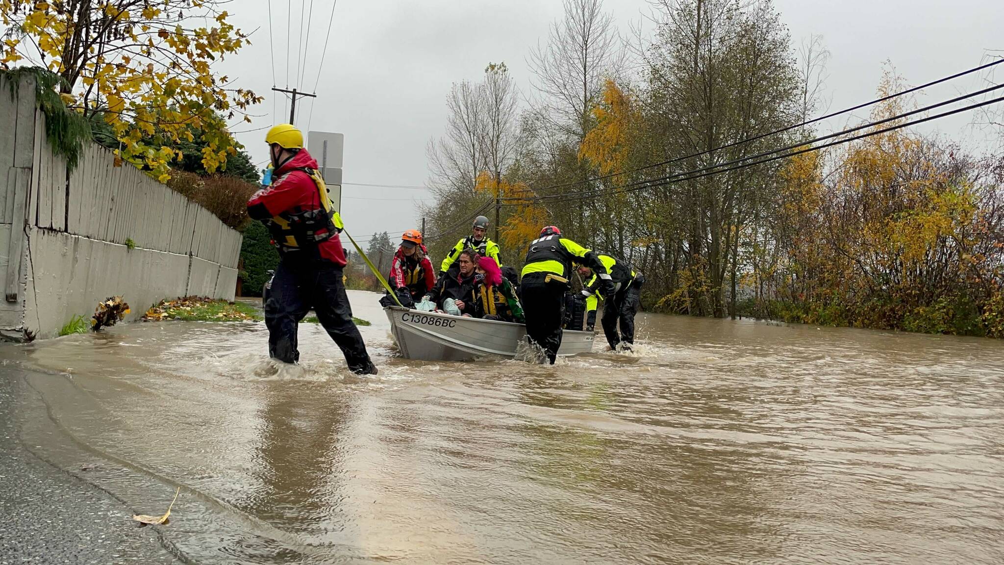 27179273_web1_211115-CCI-Flooding-apartment-evac-flood-boat_1