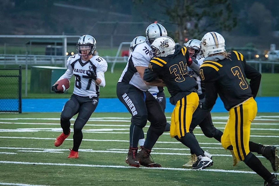 27466365_web1_211215-CVR-S-Raiders-football-1_2