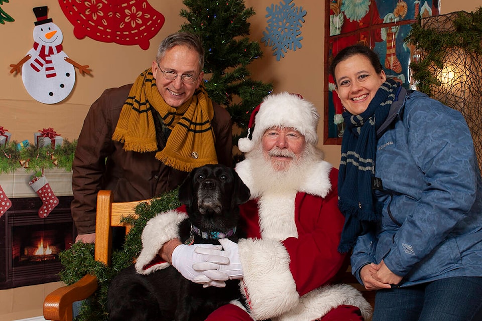 Ian Indridson, left, and wife Gloria Mendez pose with Santa in 2018. Indridson has been missing since Jan. 10, 2022. (Courtesy of Gloria Mendez)