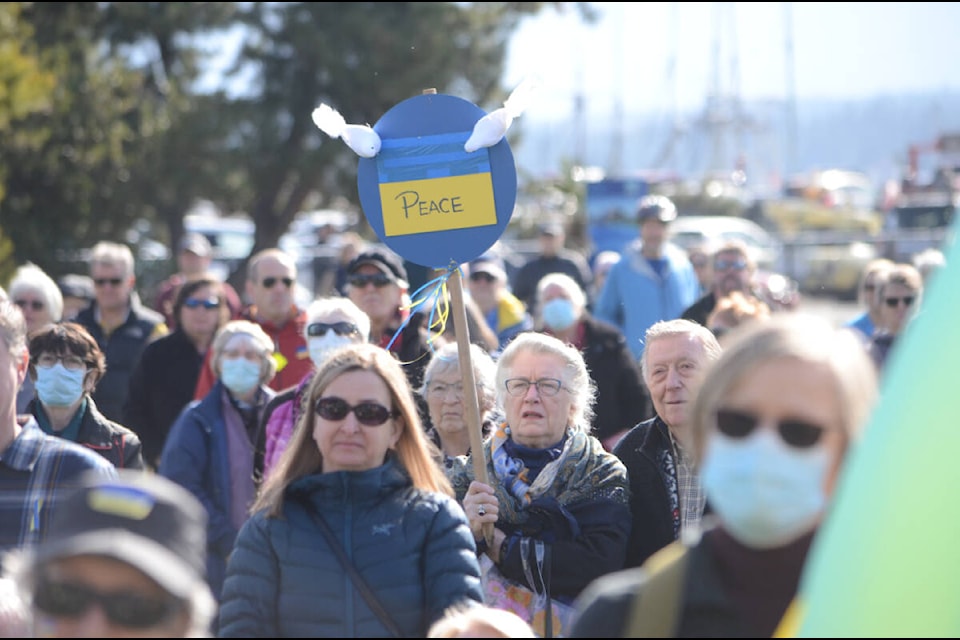 Hundreds of Comox Valley residents gathered in Comox’s Marina Park to support Ukraine on Saturday afternoon. Photo by Mike Chouinard
