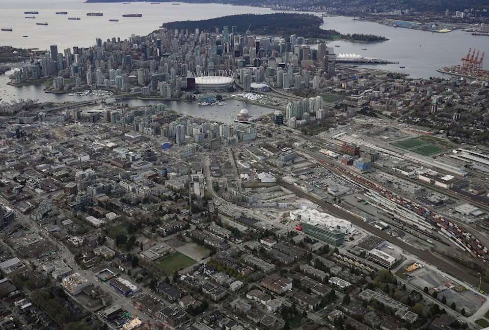 29398599_web1_220609-CPW-Air-water-search-underway-empty-boatfounddriftingoffVancouver-aerial_1