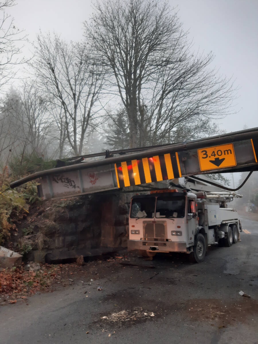 31006389_web1_copy_221117-CCI-railway-bridge-accident-picture_1