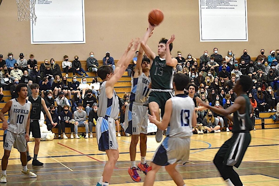 31207038_web1_221207-Vanier-bball-1_1