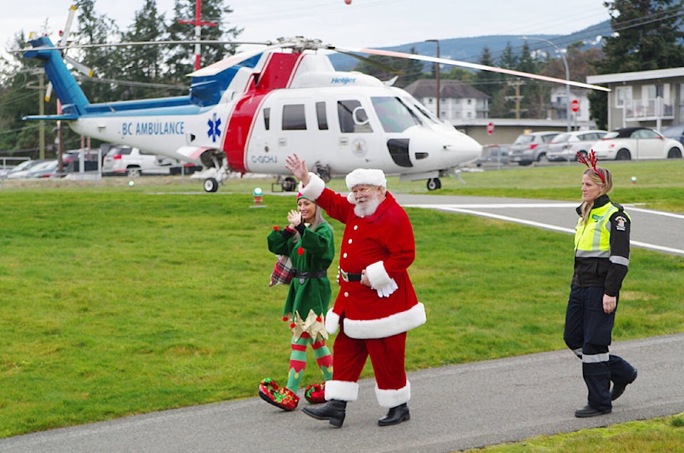 31303847_web1_copy_221213-NBU-Santa-visits-children-at-NRGH-_5