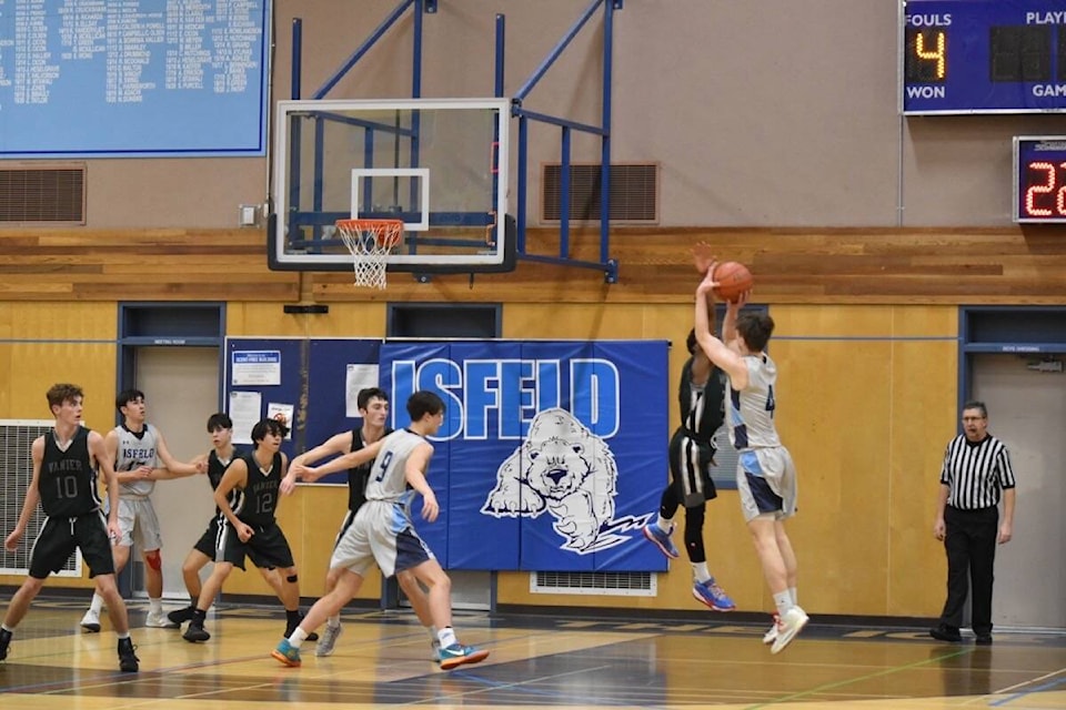 31323111_web1_221221-CVR-S-Vanier-bball-1_1