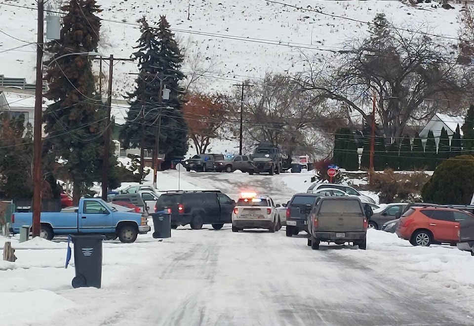 31451849_web1_230105-KCN-housestandoff-gfd_1